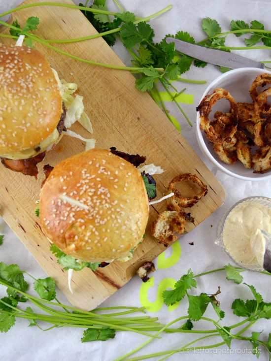 Hawaii-Burger mit Honig-Bacon, Ananas, Chili-Curry-Mayo & crispy Onion