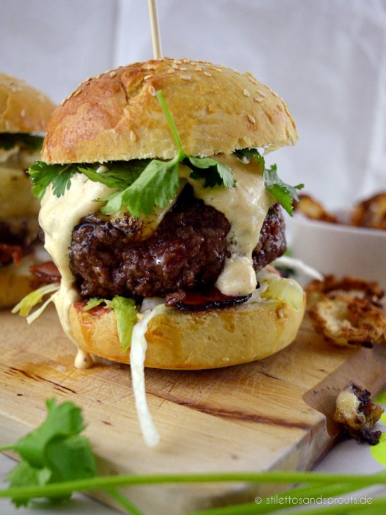 Hawaii-Burger mit Honig-Bacon, Ananas, Chili-Curry-Mayo & crispy Onion