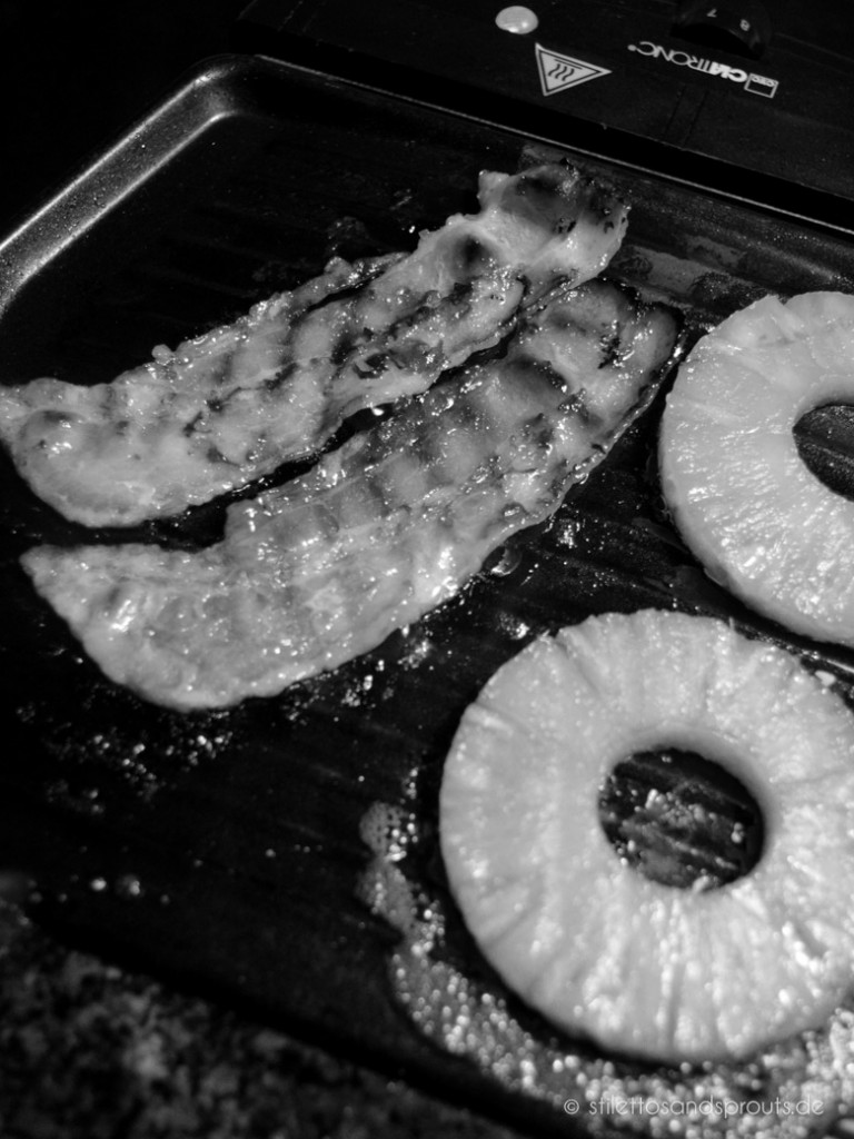 Hawaii-Burger mit Honig-Bacon, Ananas, Chili-Curry-Mayo & crispy Onion