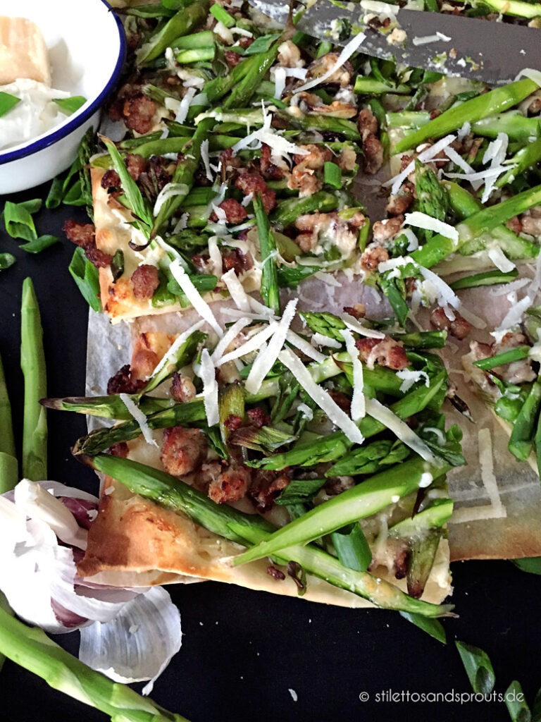Flammkuchen mit grünem Spargel und Mett
