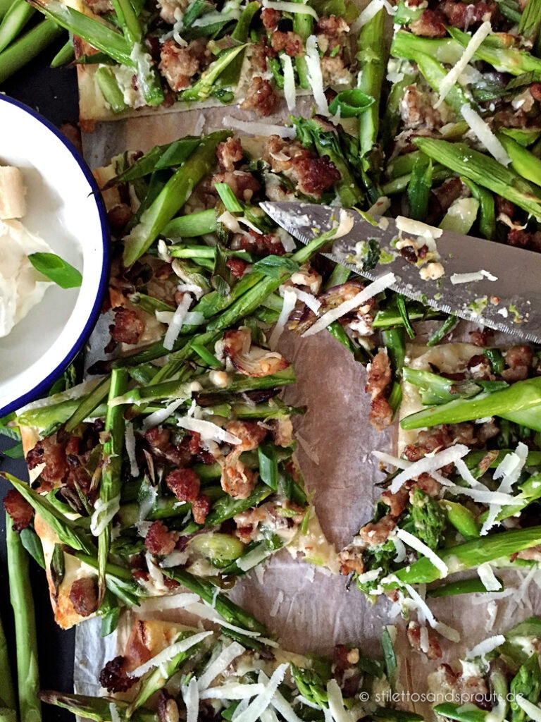 Flammkuchen mit grünem Spargel