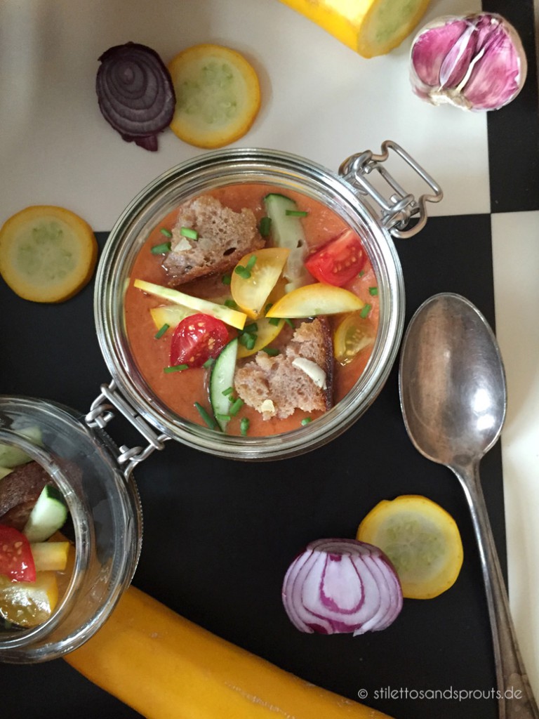 Süß-scharfe Gazpacho im Glas mit Nektarine und grüner Peperoni ... Süß-scharfe Gazpacho im Glas mit Nektarine und grüner Peperoni ...