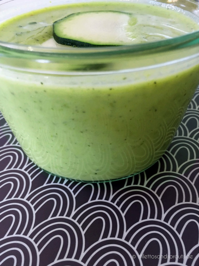 Kalte Zucchini-Joghurt-Suppe - Stilettos &amp; Sprouts