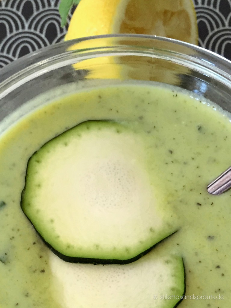 Kalte Zucchini-Joghurt-Suppe - Stilettos &amp; Sprouts