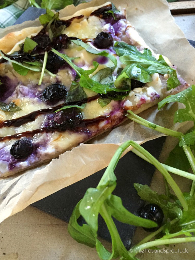 Blaubeer-Flammkuchen mit Basilikum und Balsamico - Stilettos &amp; Sprouts