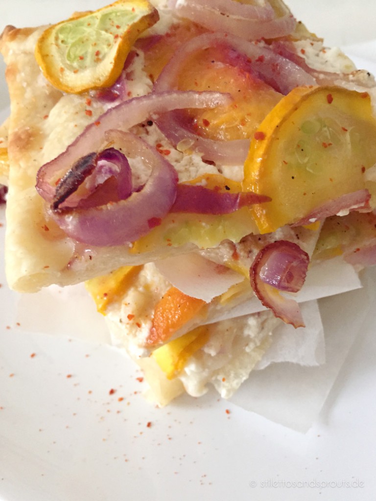 Flammkuchen mit gelber Zucchini und Pfirsich