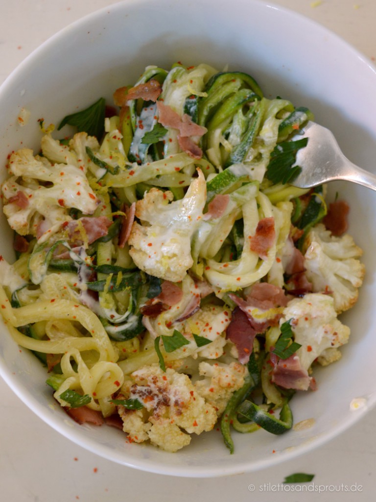 Zoodles Rezept – Zucchini Noodles mit geröstetem Bluemnkohl und Lemon-Parmesan Dressing