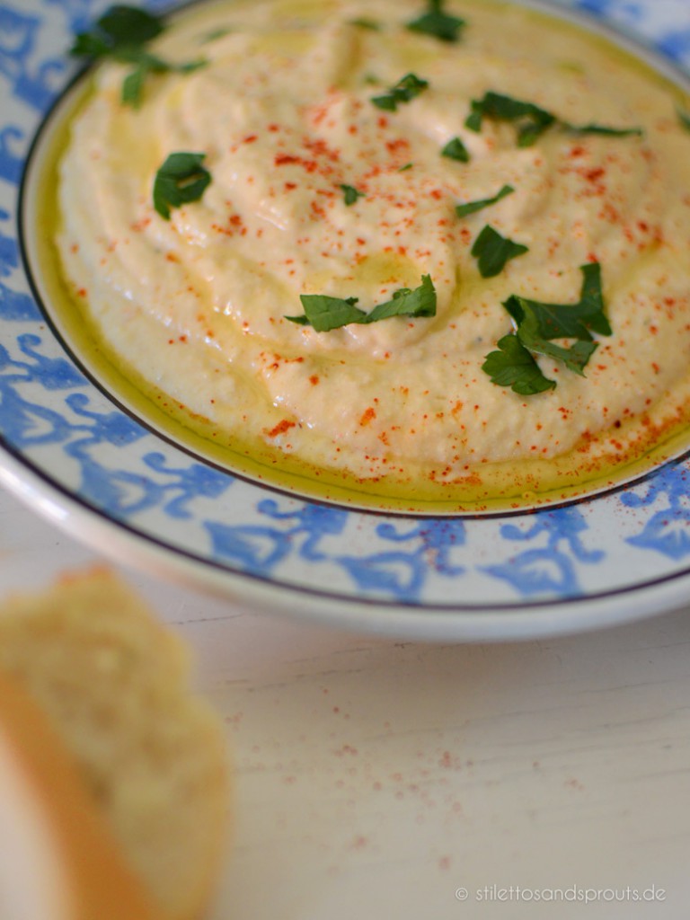 Cremiger Hummus mit Joghurt - Stilettos & Sprouts Cremiger Hummus mit Joghurt - Stilettos & Sprouts