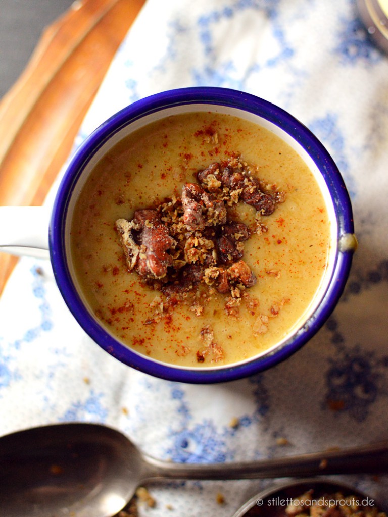 Herbstliche Apfel-Bier-Suppe mit Walnuss-Zimt-Crumble aus dem Ofen