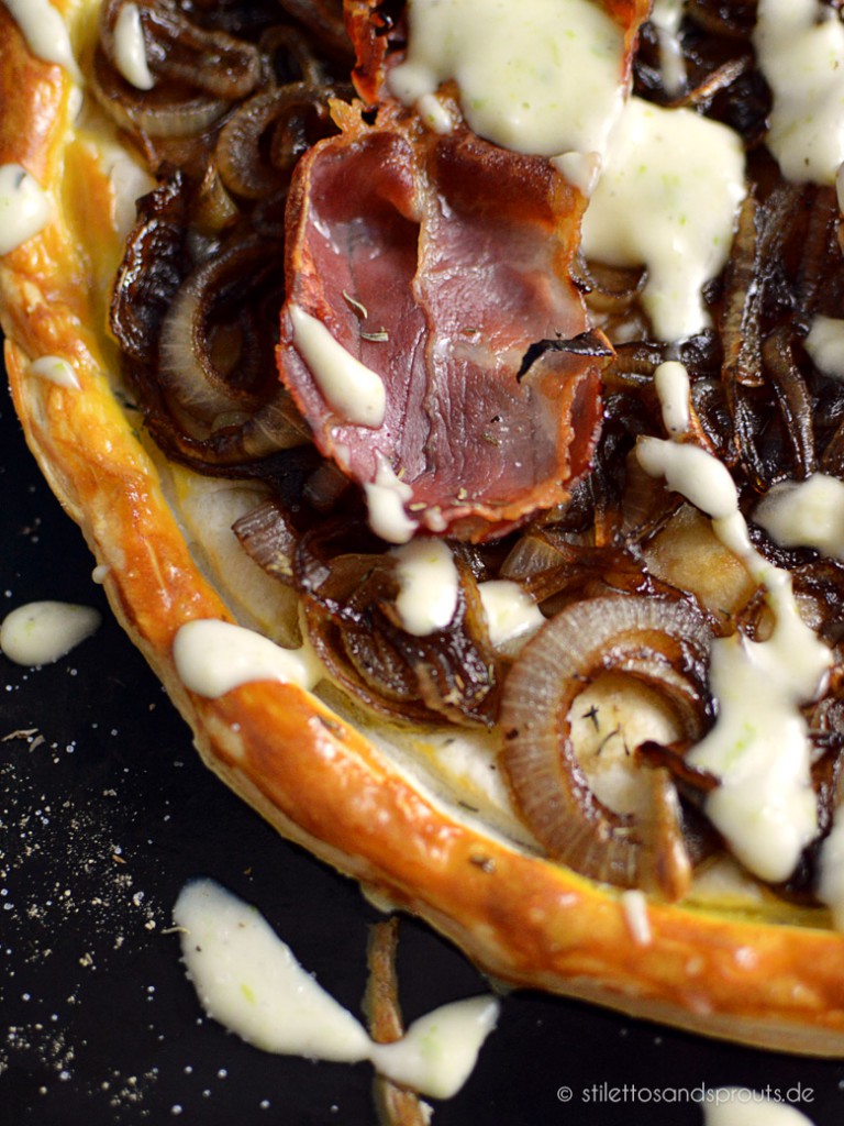 Tarte mit karamellisierten Zwiebeln und warmer Parmesansauce ...