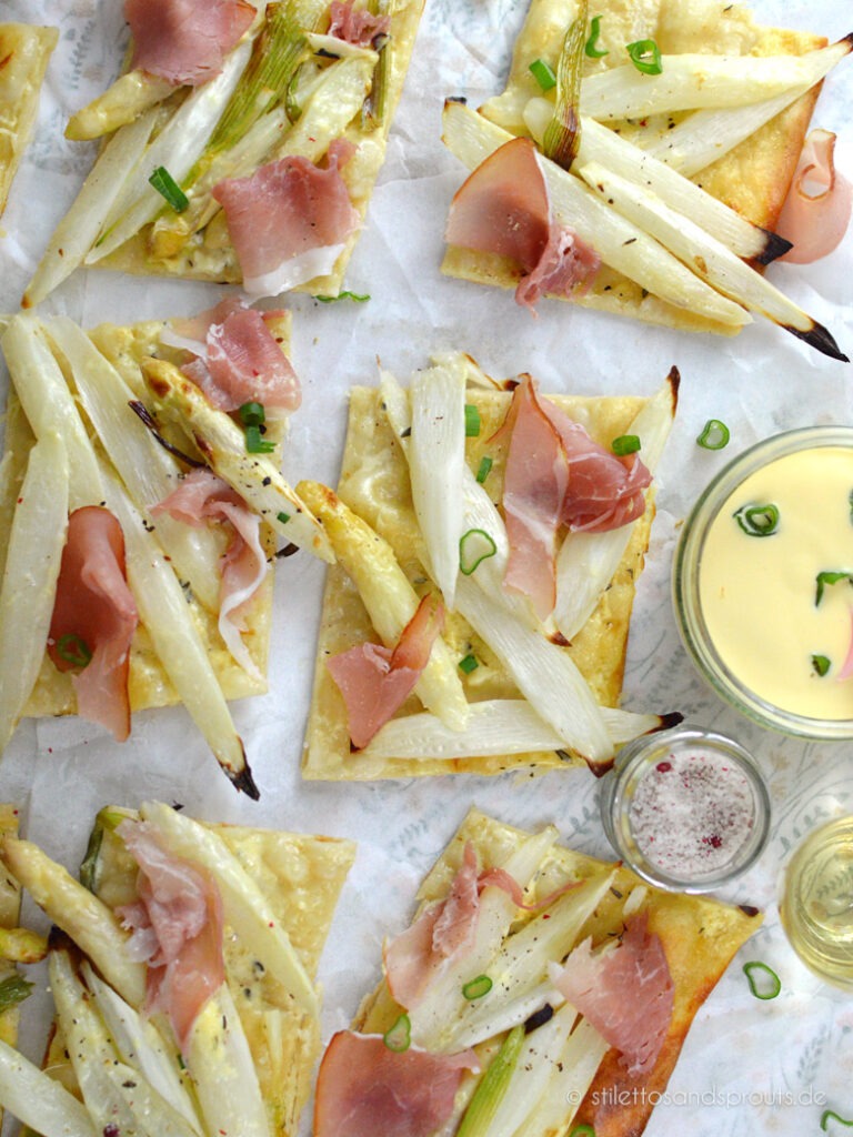 Flammkuchen mit Spargel und Hollandaise