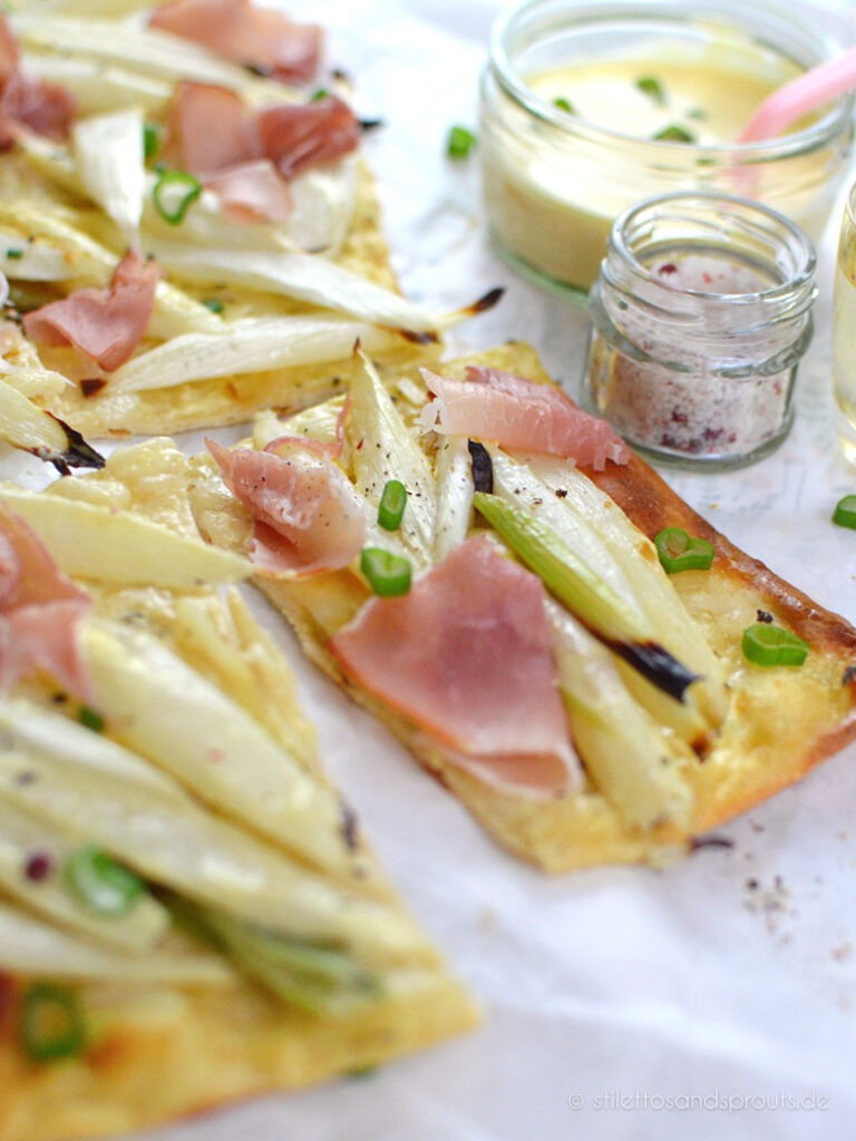Flammkuchen mit weißem Spargel