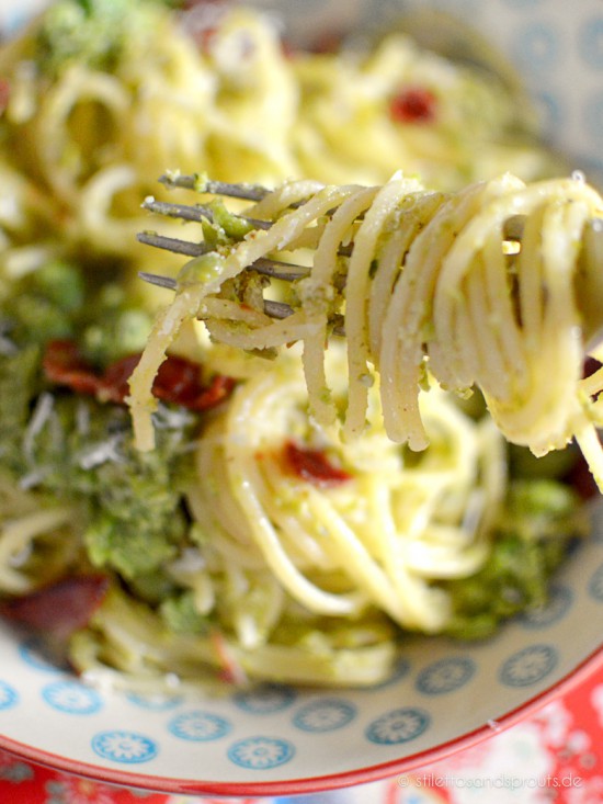 Grüne Carbonara mit Erbsen, Speck, Mandeln und Basilikum - Stilettos ... Grüne Carbonara mit Erbsen, Speck, Mandeln und Basilikum - Stilettos ...