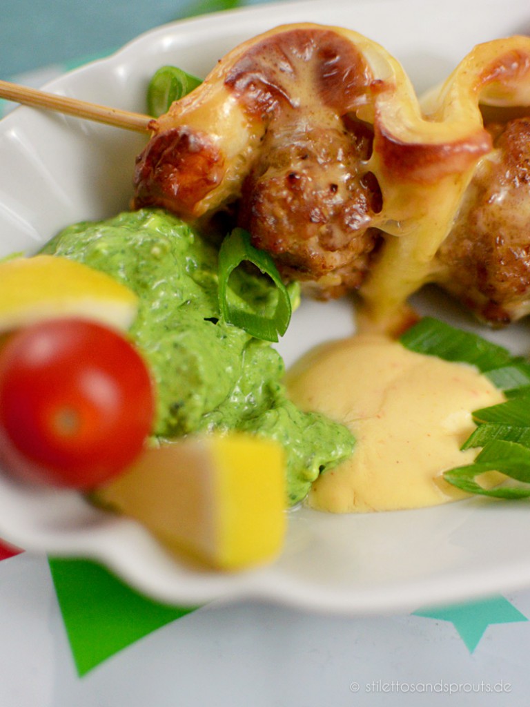 Mettbällchen-Käse-Spieße mit zweierlei Dips - Stilettos &amp; Sprouts