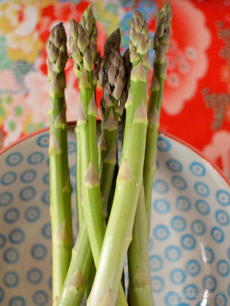 Salat mit grünem Spargel
