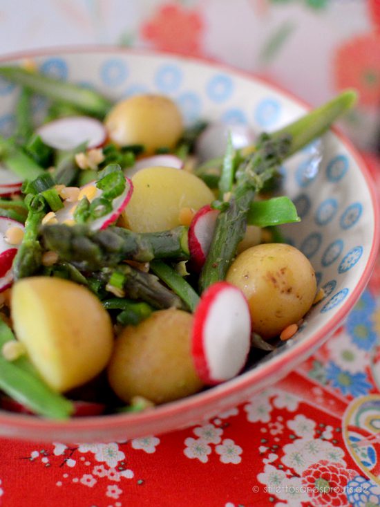 Frühlings-Salat mit grünem Spargel, Kartoffeln und Linsen in feinem ...