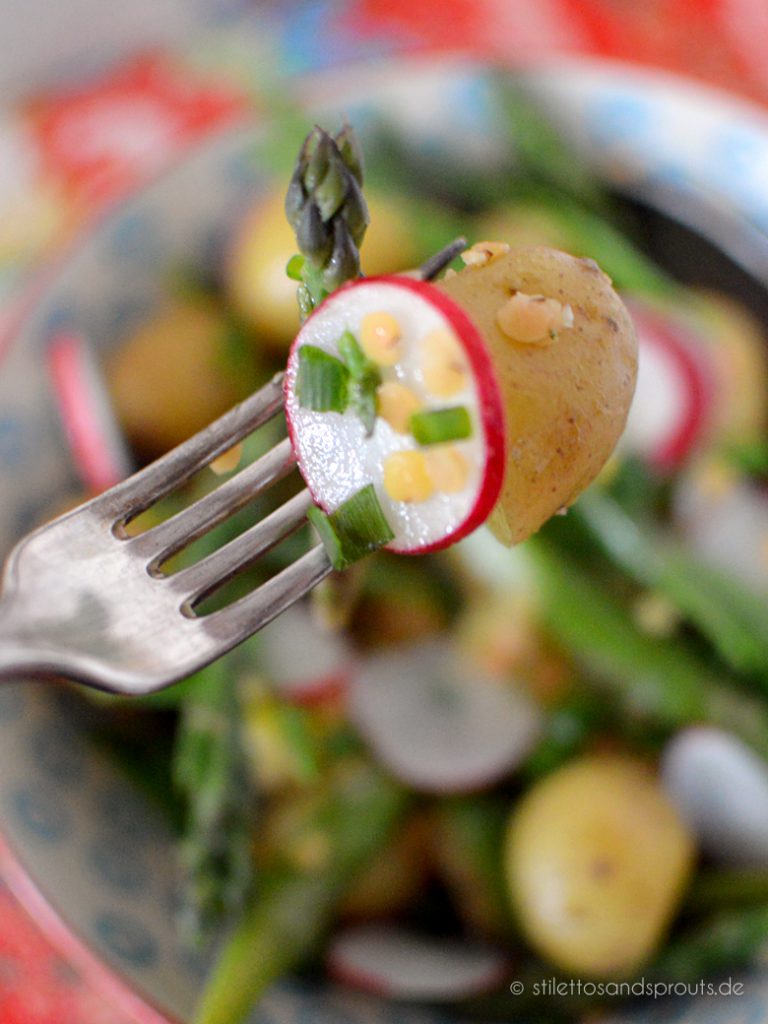 Frühlings-Salat mit grünem Spargel, Kartoffeln und Linsen in feinem ...