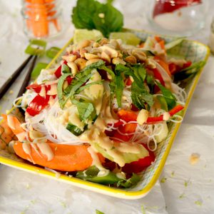 Glasnudelsalat mit Erdnuss-Dressing