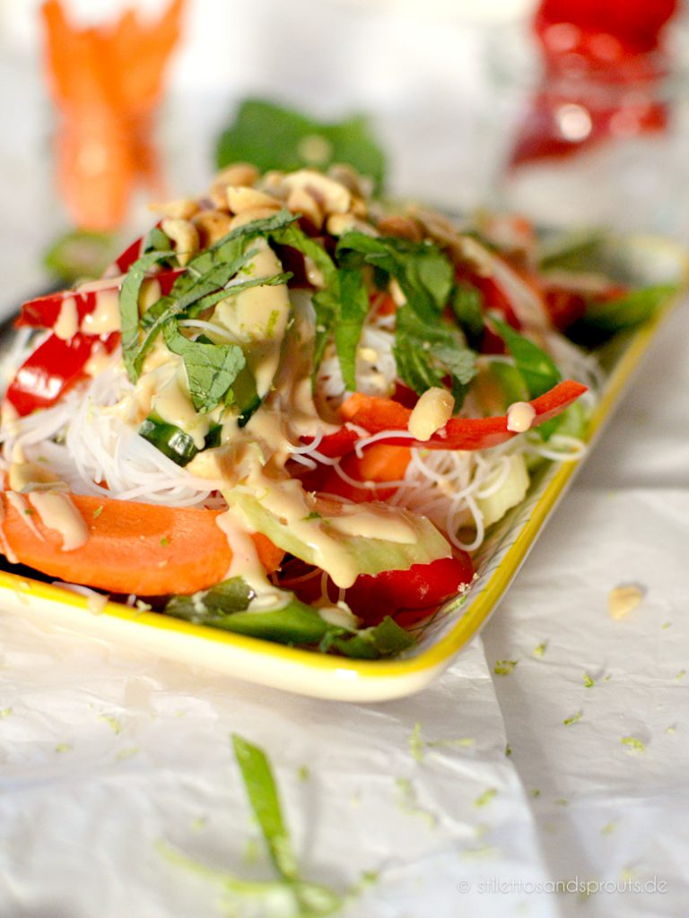 Glasnudelsalat mit Erdnuss-Dressing gesund und lecker
