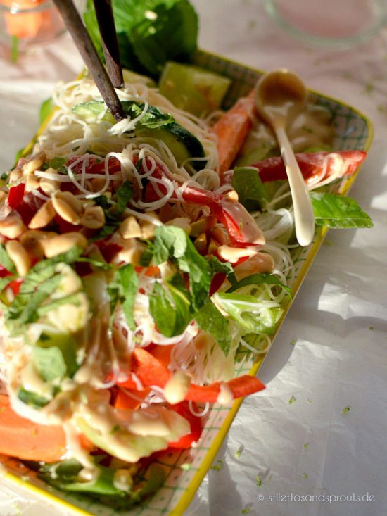 Glasnudelsalat mit Erdnuss-Dressing - Stilettos & Sprouts