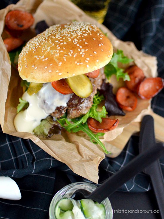 Kochkäs-Burger mit Paprikawurst-Chips und erfrischendem Gurkensalat ...