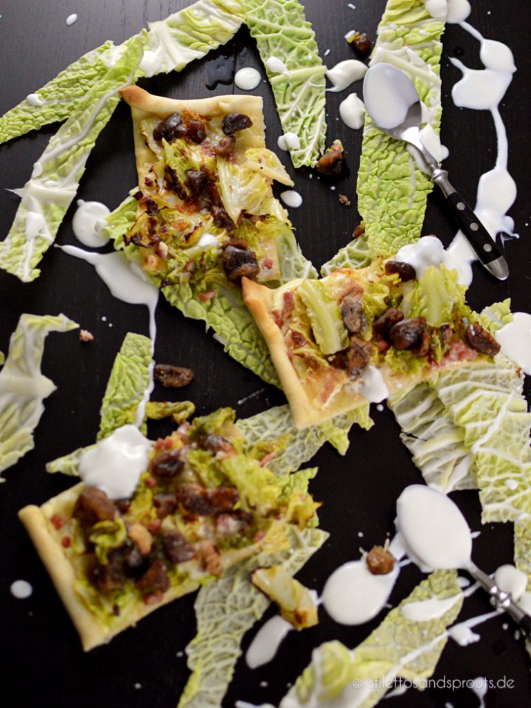Winter-Flammkuchen mit Wirsing, Speck und Maronen - Stilettos &amp; Sprouts