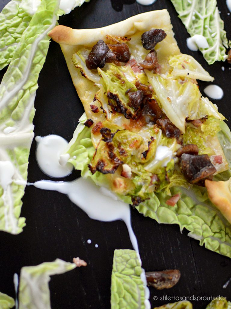 Winter-Flammkuchen mit Wirsing, Speck und Maronen - Stilettos &amp; Sprouts