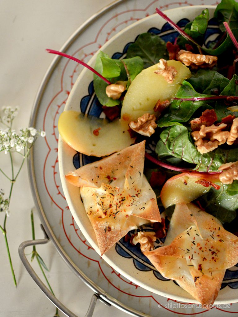 Salat mit Ziegenkäse und Apfelscheiben