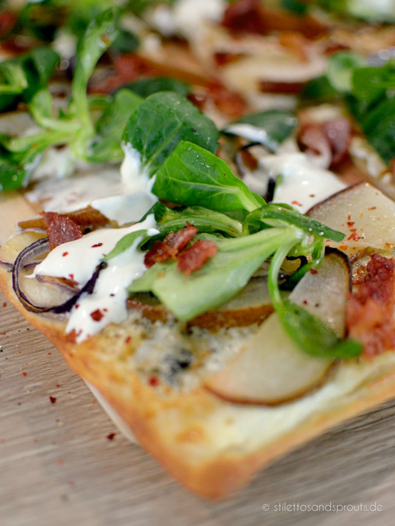 Flammkuchen mit Birne und Gorgonzola - Stilettos & Sprouts Flammkuchen mit Birne und Gorgonzola - Stilettos & Sprouts