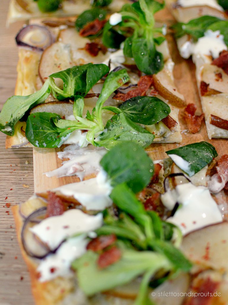 Herbst Flammkuchen mit Birne und Gorgonzola