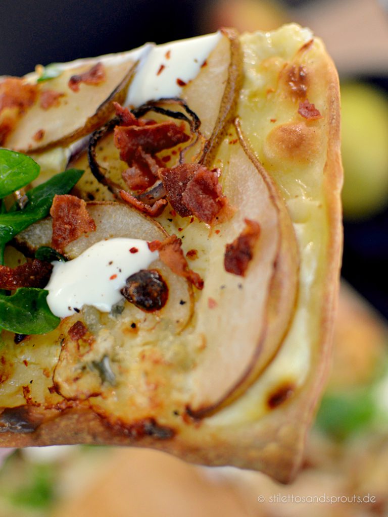 Flammkuchen mit Birne und Gorgonzola - Stilettos &amp; Sprouts