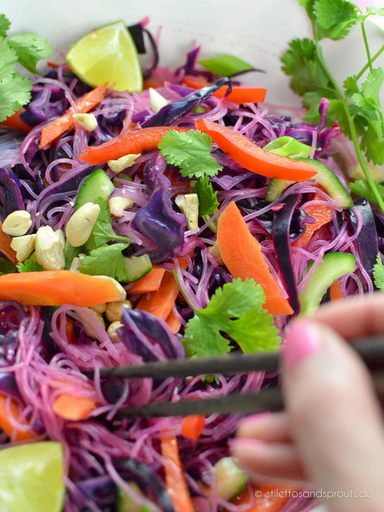 Lila Glasnudelsalat mit Limettendressing Stilettos & Sprouts Lila Glasnudelsalat mit Limettendressing Stilettos & Sprouts