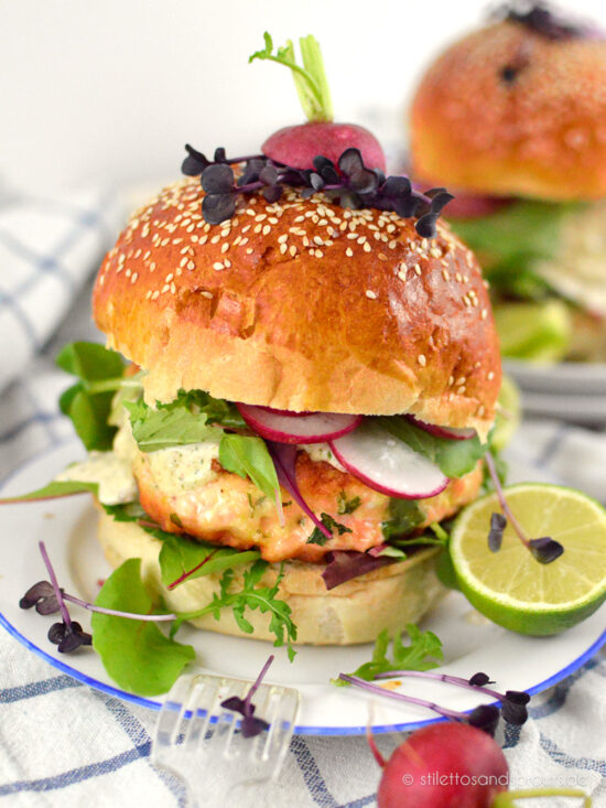 Lachs Burger mit Sauce Tartare - Stilettos &amp; Sprouts