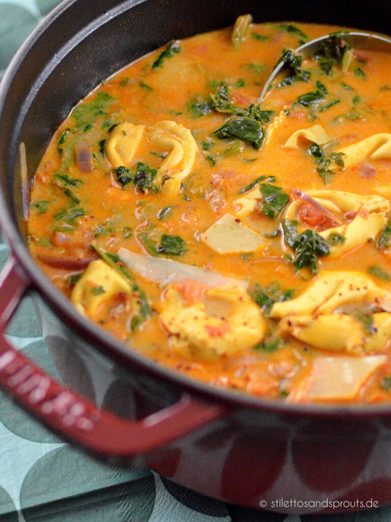 Gefüllte Pasta und italienische Wurst Suppe