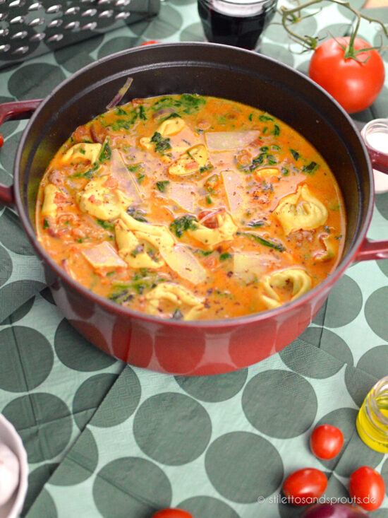 Tortellini Suppe mit Salsiccia - Stilettos &amp; Sprouts