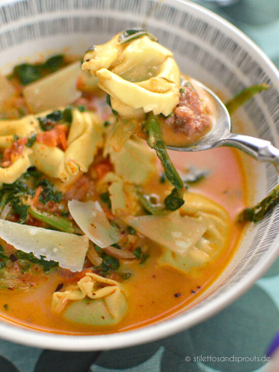 Tortellini Suppe mit Salsiccia - Stilettos &amp; Sprouts