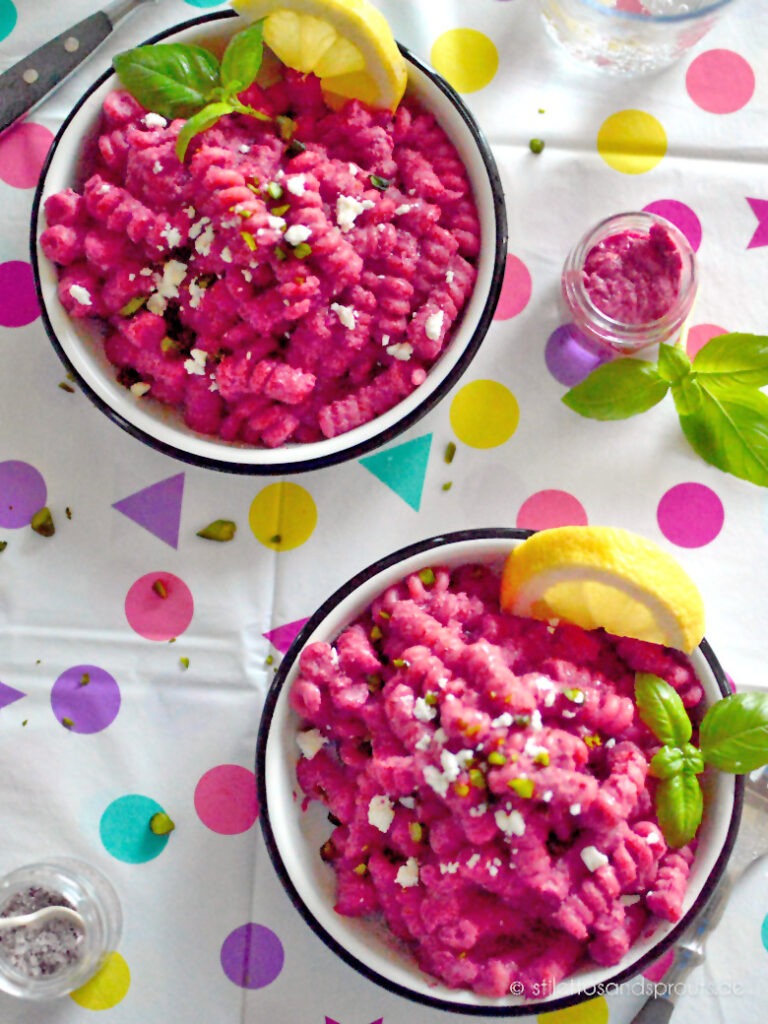 Nudeln mit pinker Gemüsesoße