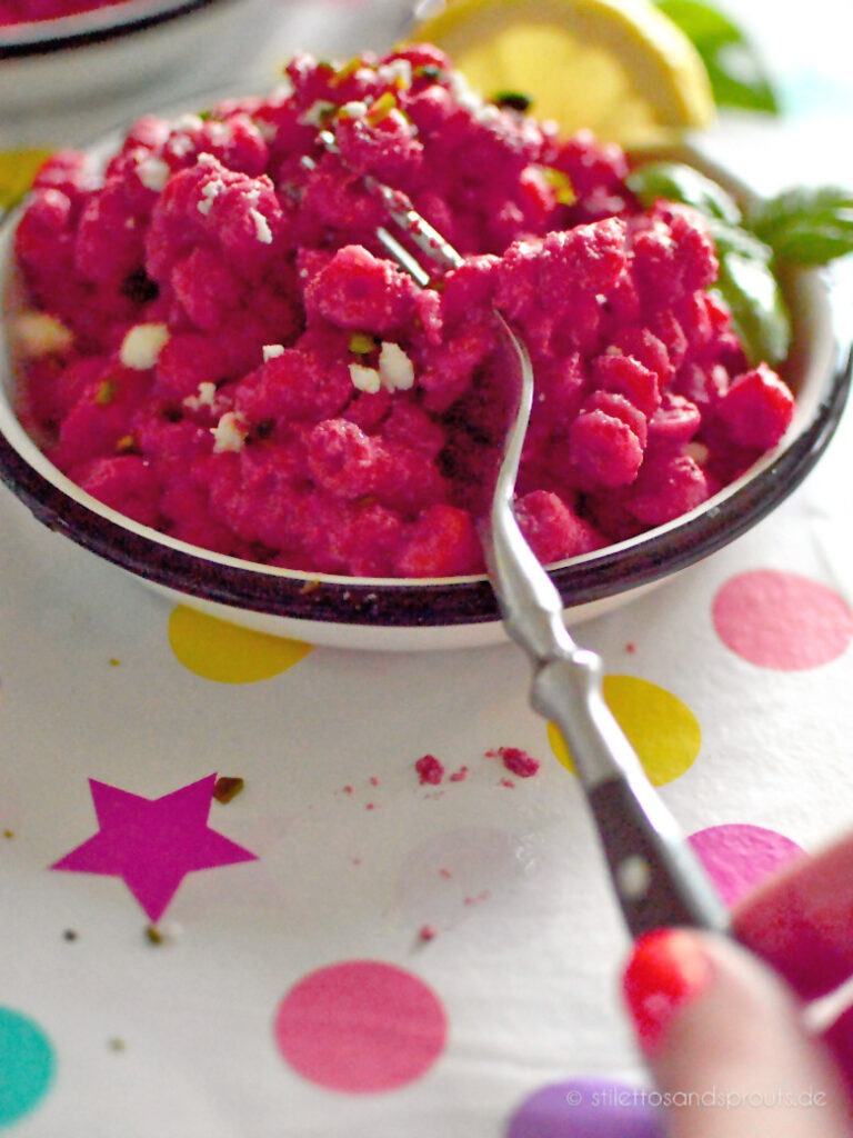 Rote Bete Nudeln mit Feta