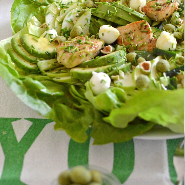 Grüner Salat mit Hähnchen, Avocado &amp; Wasabinüssen - Stilettos &amp; Sprouts