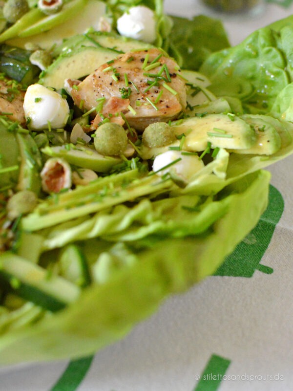 Grüner Salat mit Hähnchen, Avocado &amp; Wasabinüssen - Stilettos &amp; Sprouts