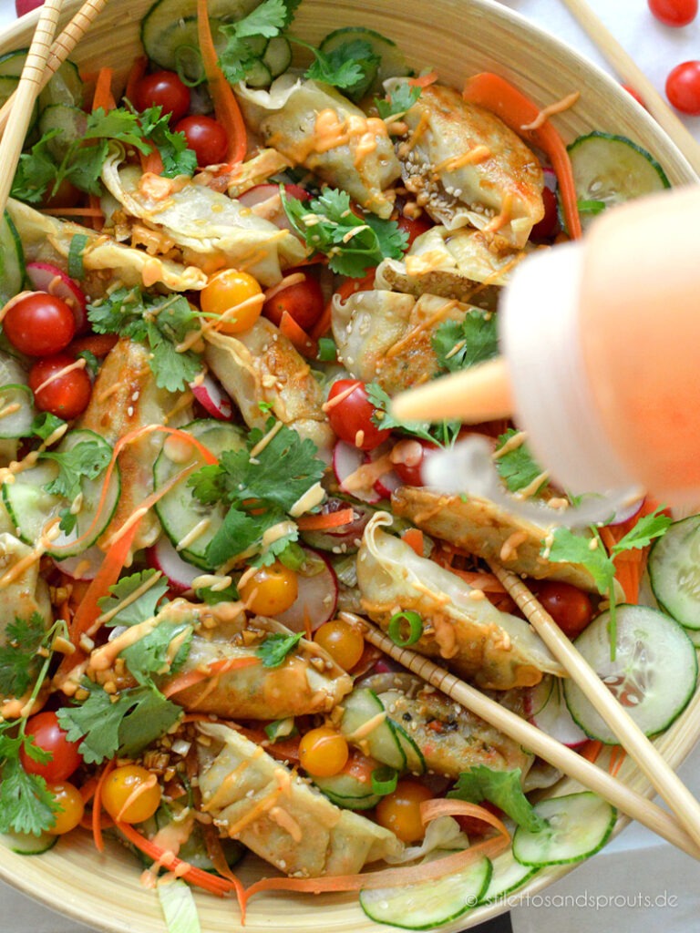 Sriracha Mayo als Topping für den Dumpling Salat
