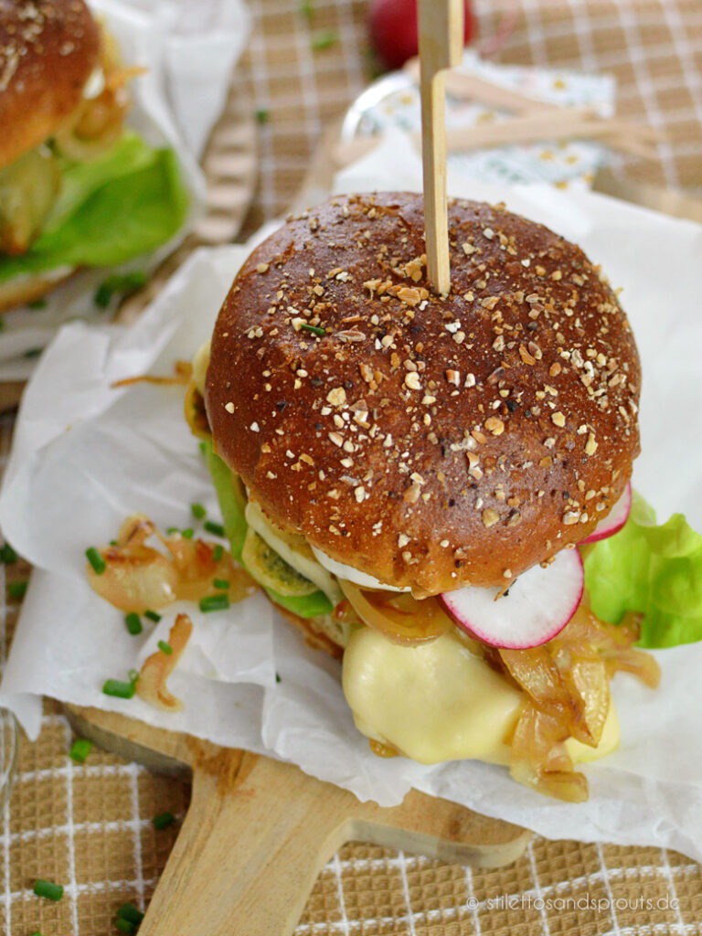 Laugen-Brötchen mit schwäbischem Nationalgericht belegt