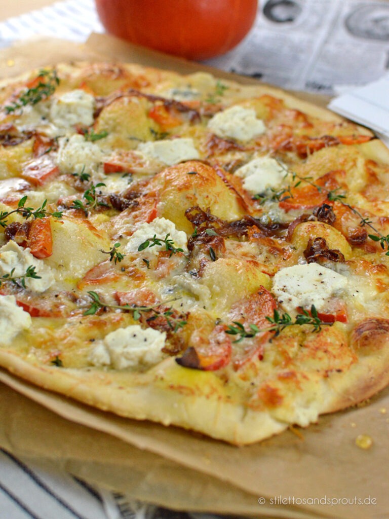 Herbst-Pizza mit vier Käsesorten und Kürbis