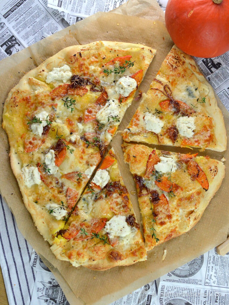 Pizza mit Ricotta, Gorgonzola, Parmesan und Scamorza