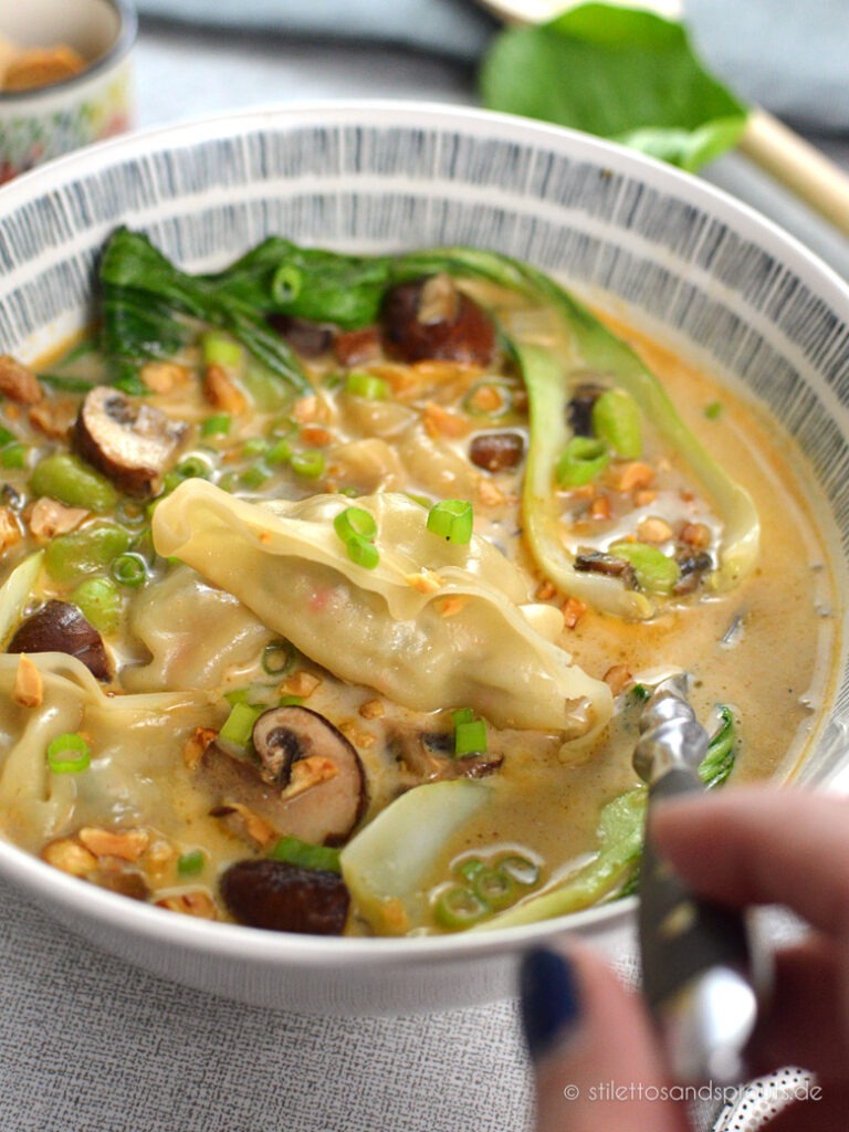 Asiatische Suppe mit Teigtaschen
