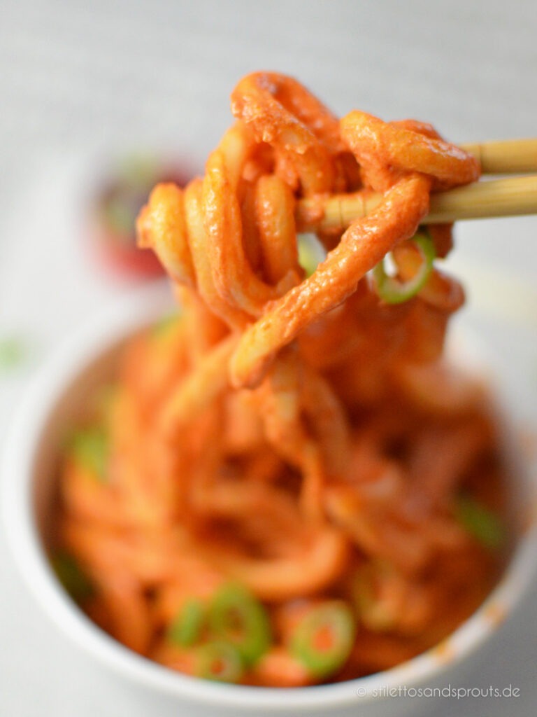 Blitzschnelle Udon Nudeln mit cremiger Chilisauce