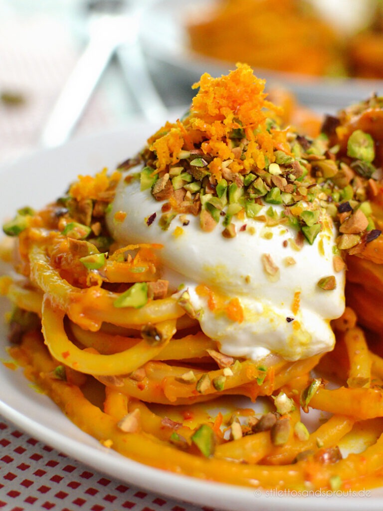 Bucatini mit Burrata und Pistazien