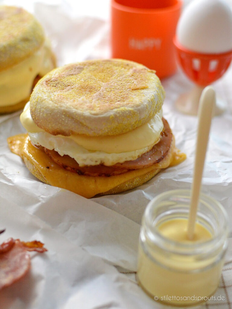 Frühstücksbrötchen mit Spiegelei, Sauce Hollandaise und Putenbrust