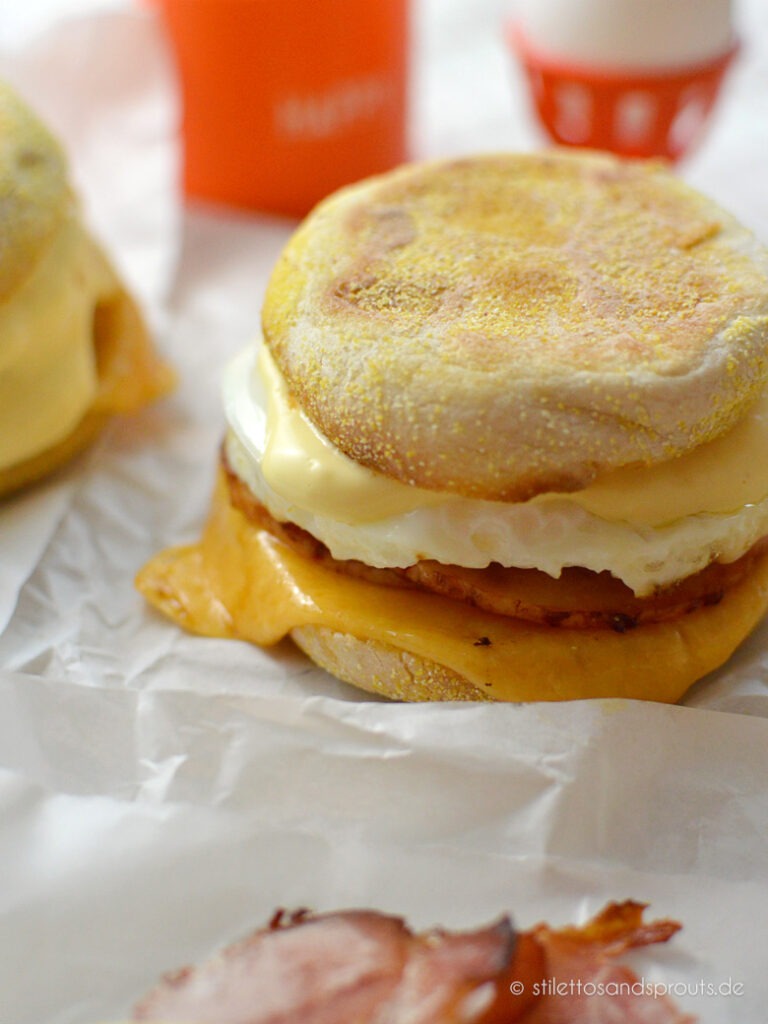 Frühstücks-Burger im Eggs Benedict Style