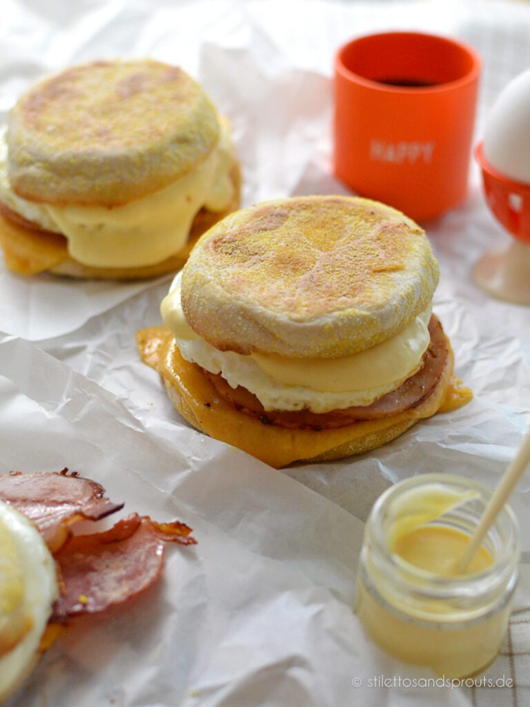 Frühstückssandwich mit gebackenem Ei und Putenbrust